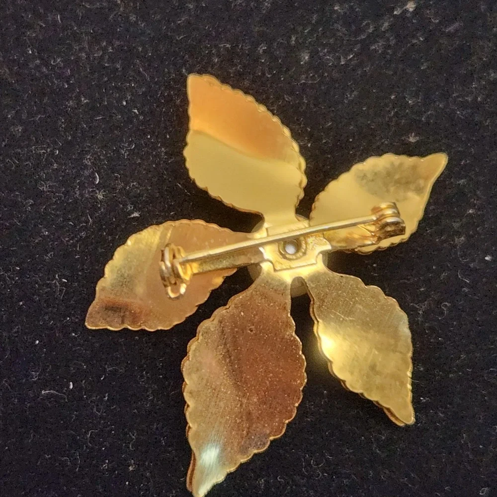 Vintage Gold Tone Textured Flower Brooch Faux Pearl Center Floral Pin H69